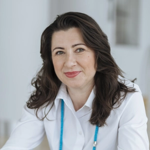 © Marlene Fröhlich Katarzyna Poremba, VIG Corporate Business is sitting on stairs