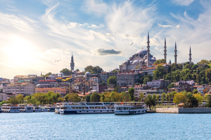 © Shutterstock, AlexAnton Pier in der Nähe der Süleymaniye-Moschee in der Bucht des Goldenen Horns, Istanbul