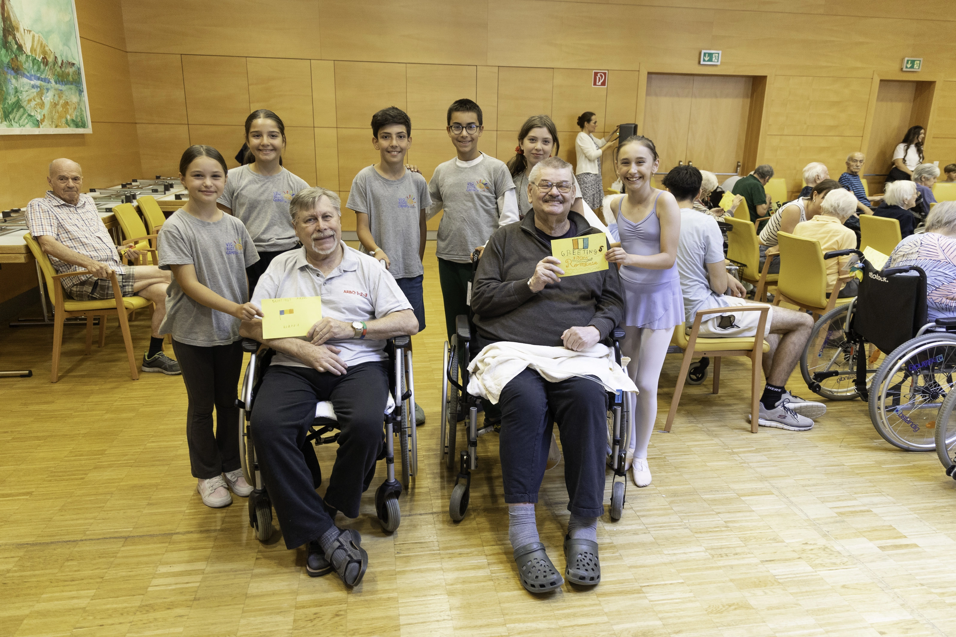 © Wiener Städtische Versicherungsverein/Richard Tanzer Die Senioren Gottfried und Johann mit den Kindern Iram, Ecrin, Emir, Deniz, Mara und Ana.