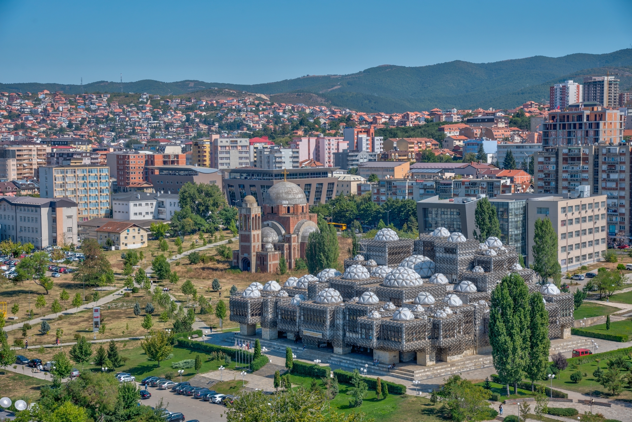 Nationalbibliothek des Kosovo und unvollendete serbisch-orthodoxe Kirche Christus der Erlöser in Pristina, Kosovo