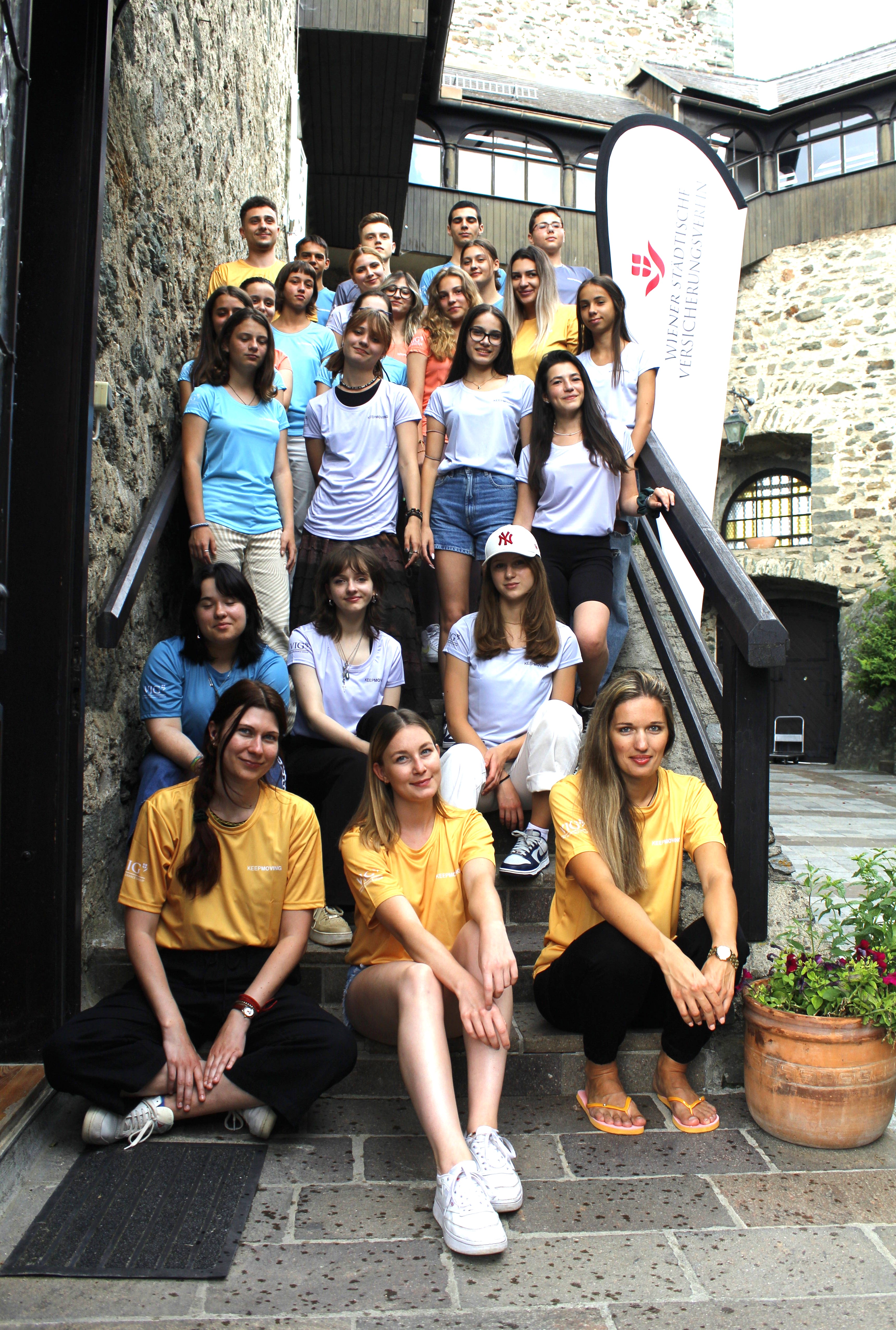 Gruppenfoto von Jugendlichen bei den EYFON VIG YouthDays im Innenhof der Europaburg Forchtenstein in Neumarkt
