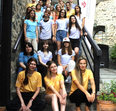 Group photo of the participants at the Youth Forum in the courtyard of Europaburg Castle Forchenstein