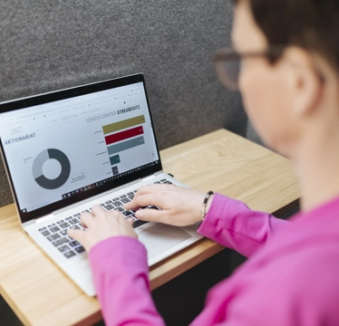 © Luxundlumen Marlene Froehlich Frau analysiert am Laptop