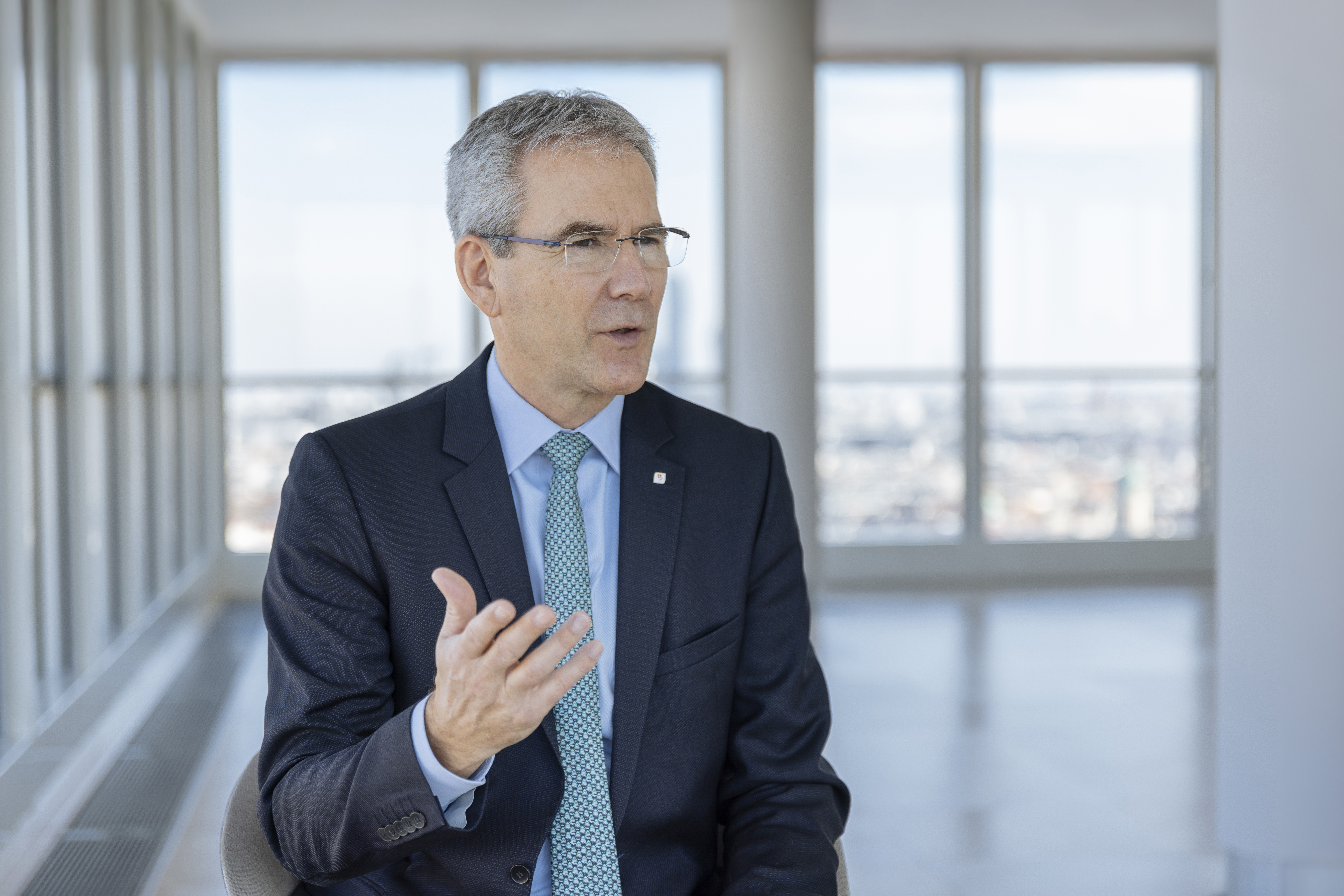 CEO Hartwig Löger in Interviewsituation