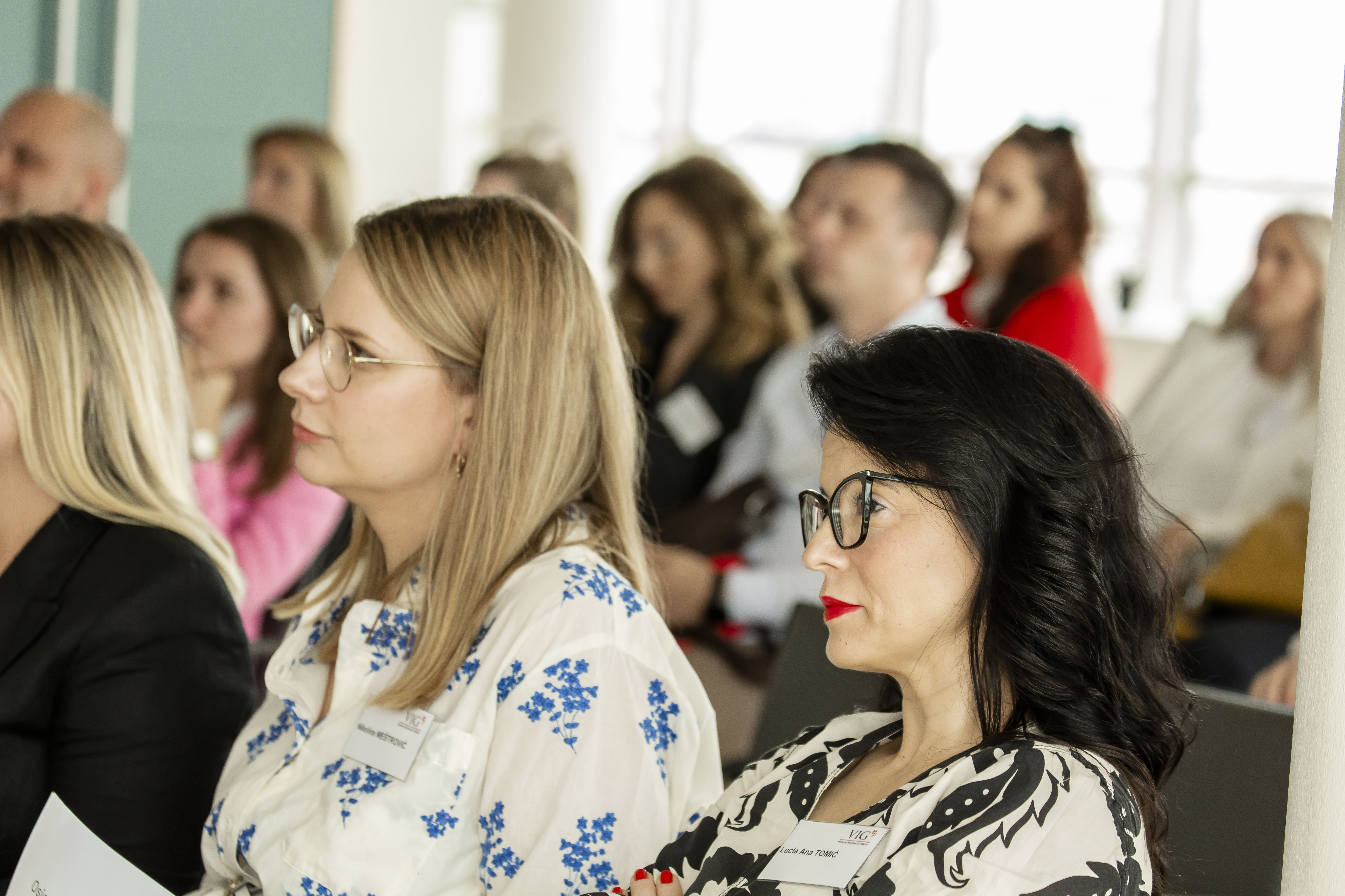 eine Gruppe Mitarbeiter:innen in einem Training
