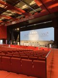 HV 2023: Blick auf das Podium und den leeren Saal