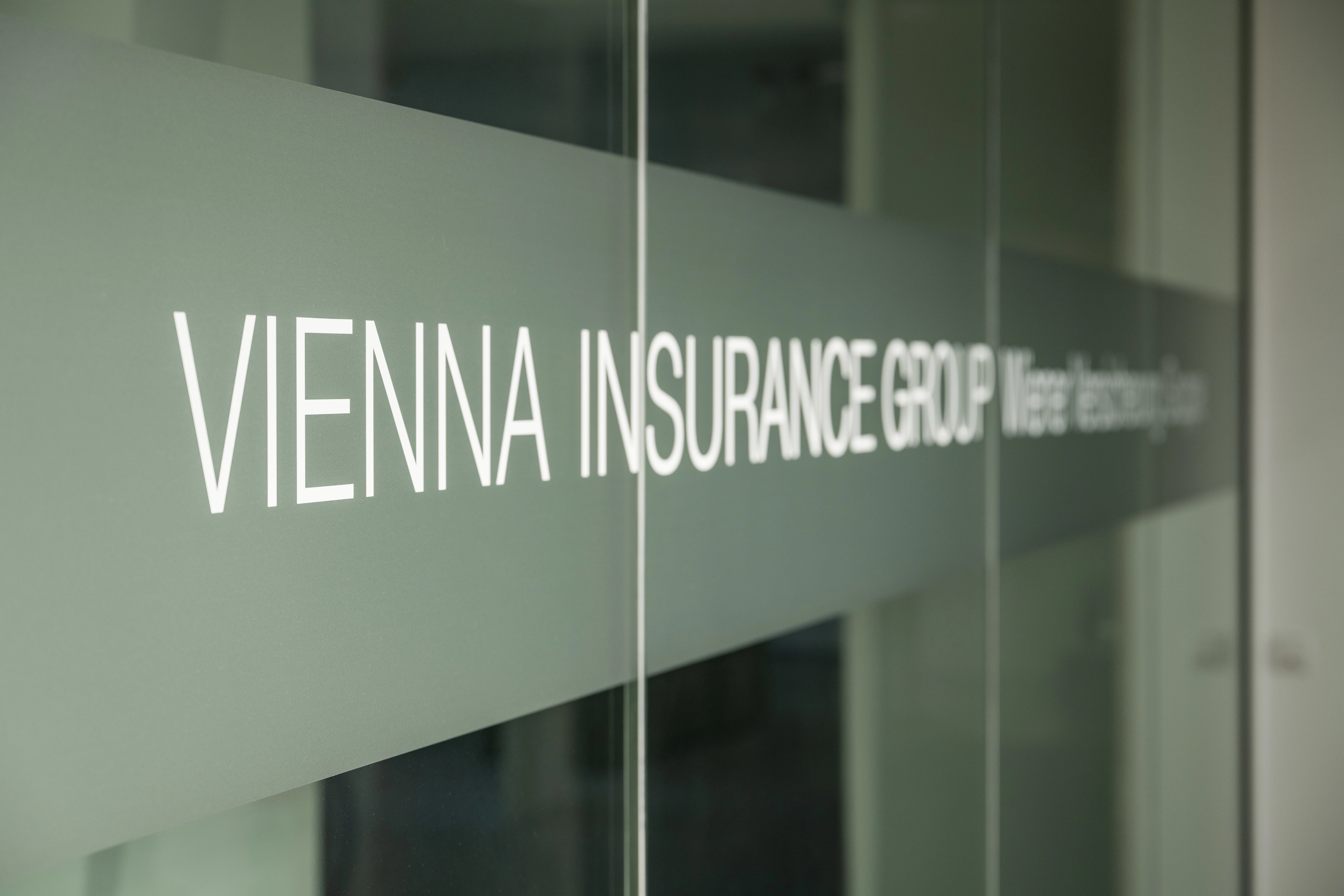 weißer Vienna-Insurance-Group-Schriftzug auf Glastür