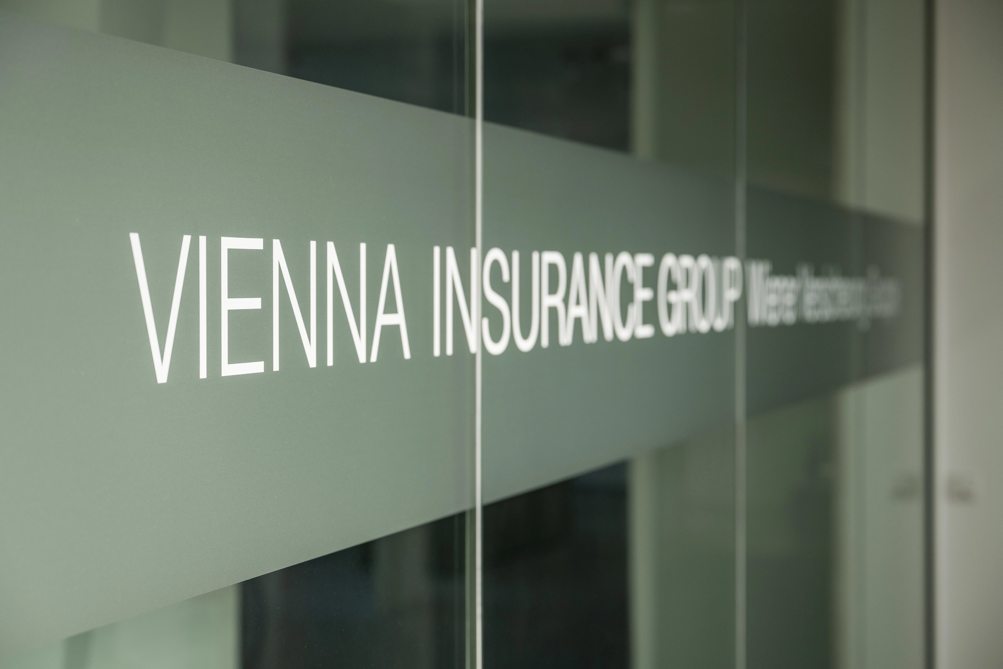 © Jakob Waldhör/kraftwerk weißer Vienna-Insurance-Group-Schriftzug auf Glastür