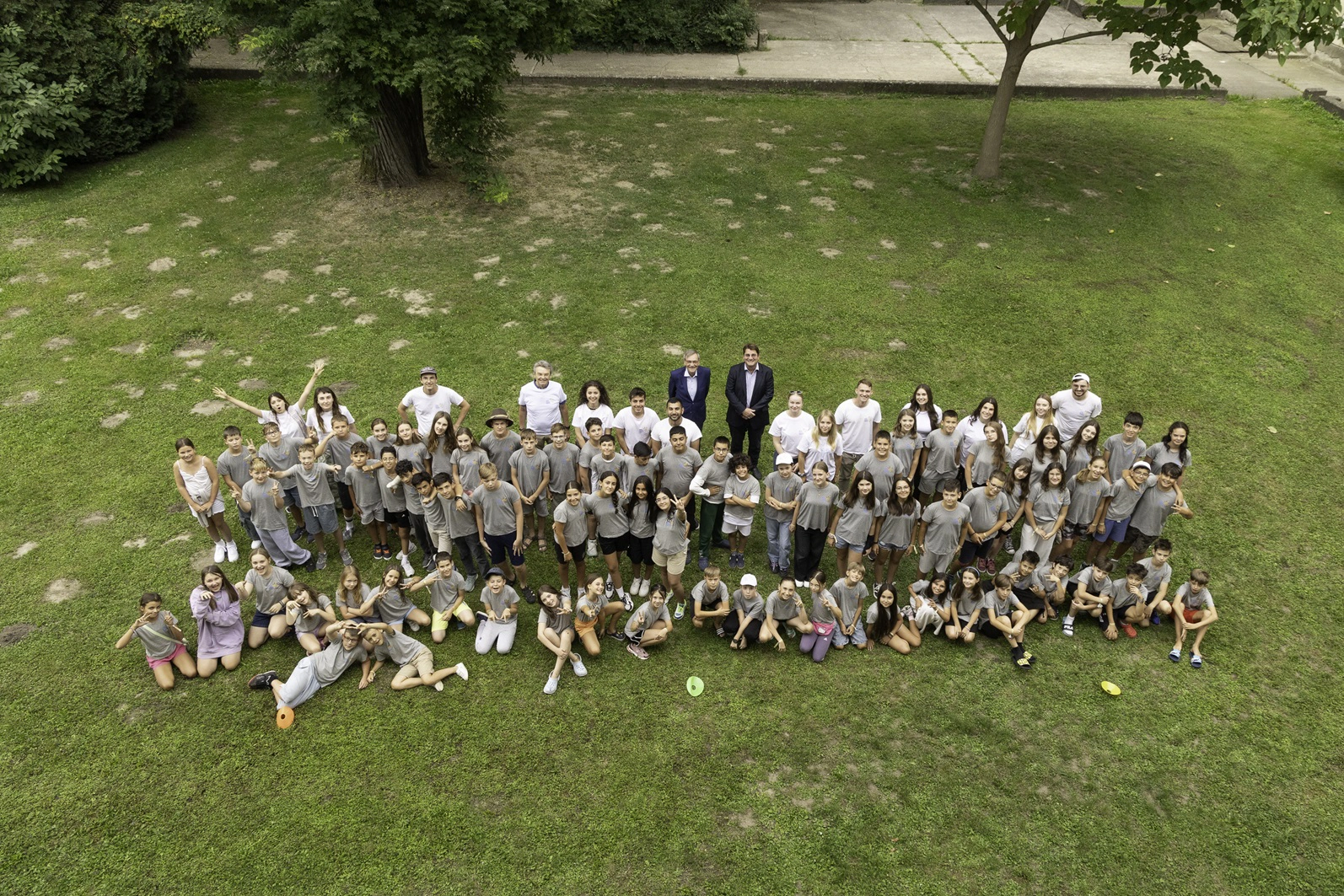 © Richard Tanzer Die Kinder des VIG Kids Camp 2025 posieren für ein Gruppenfoto in einer Wiese.