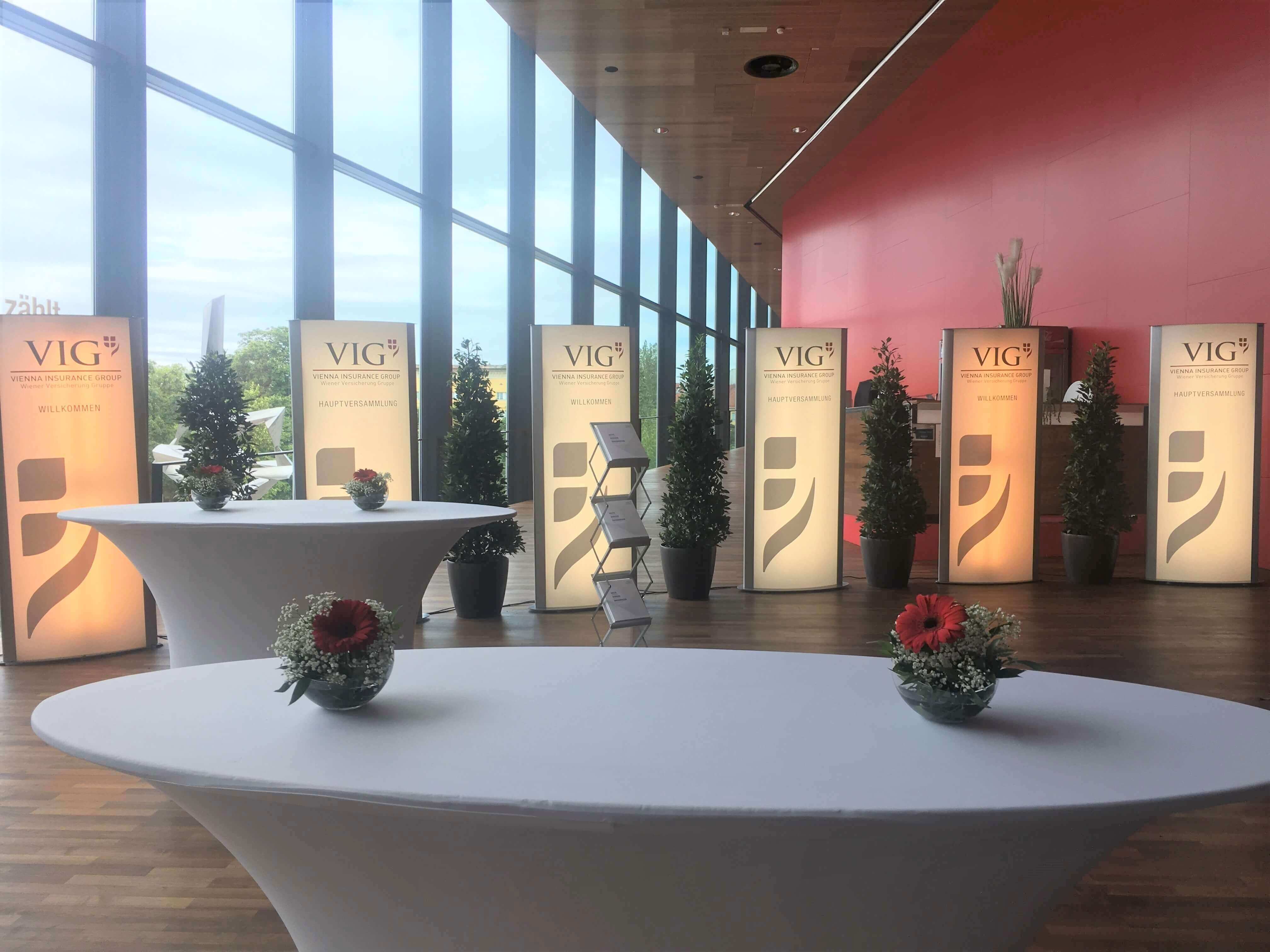 2019 VIG Hauptversammlung Wiener Stadthalle Aufsteller und Stehtische