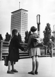 © Heinisch Wiener Presse-Fotos Balck-and-white-picture: Two girls holding hands in front of the Ringturm