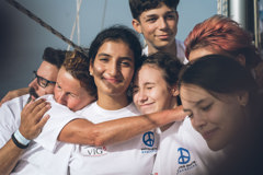 Fröhliche Kinder an Bord der Mirno More Friedensflotte