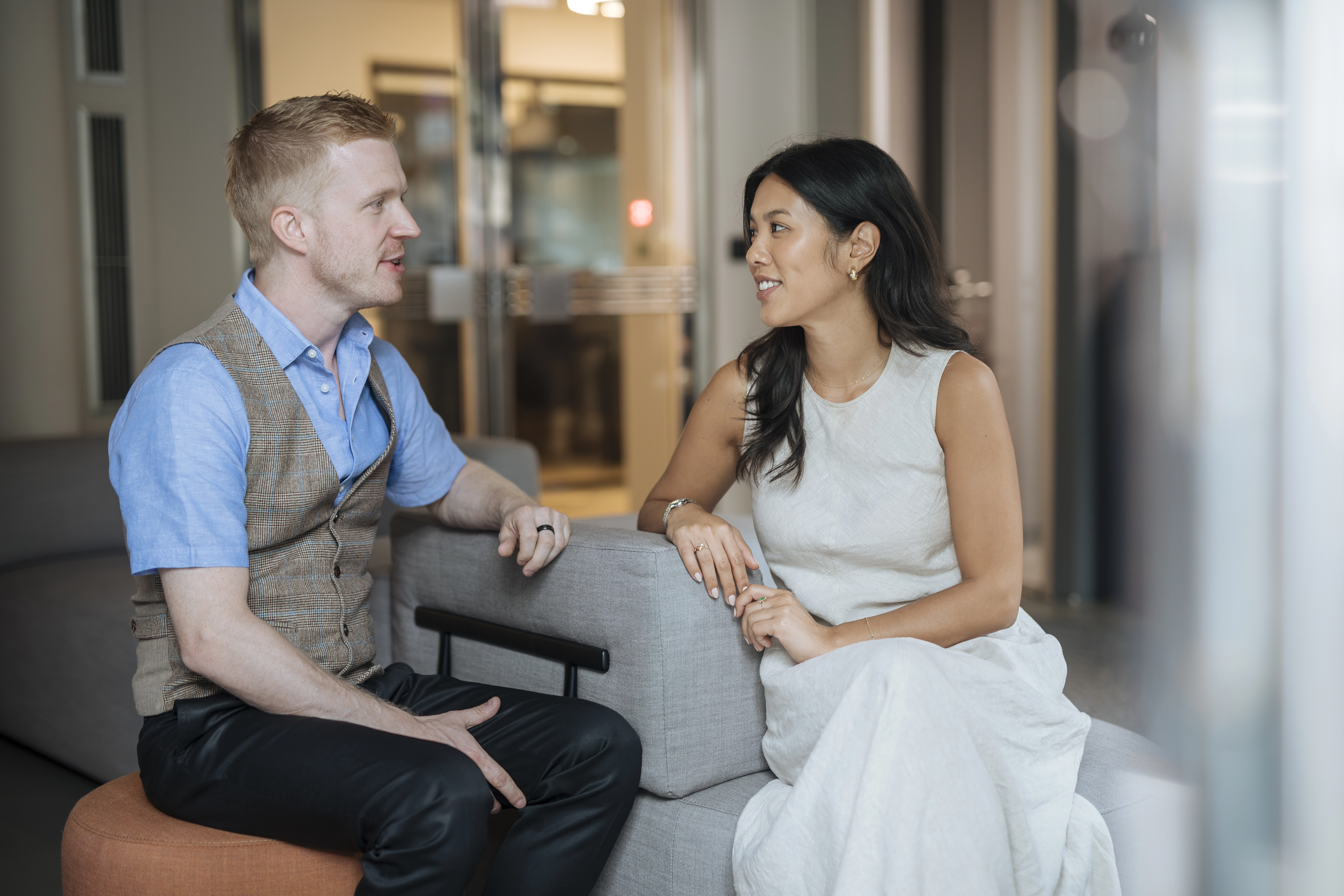 Mann und Frau im Gespräch auf Sitzgruppe