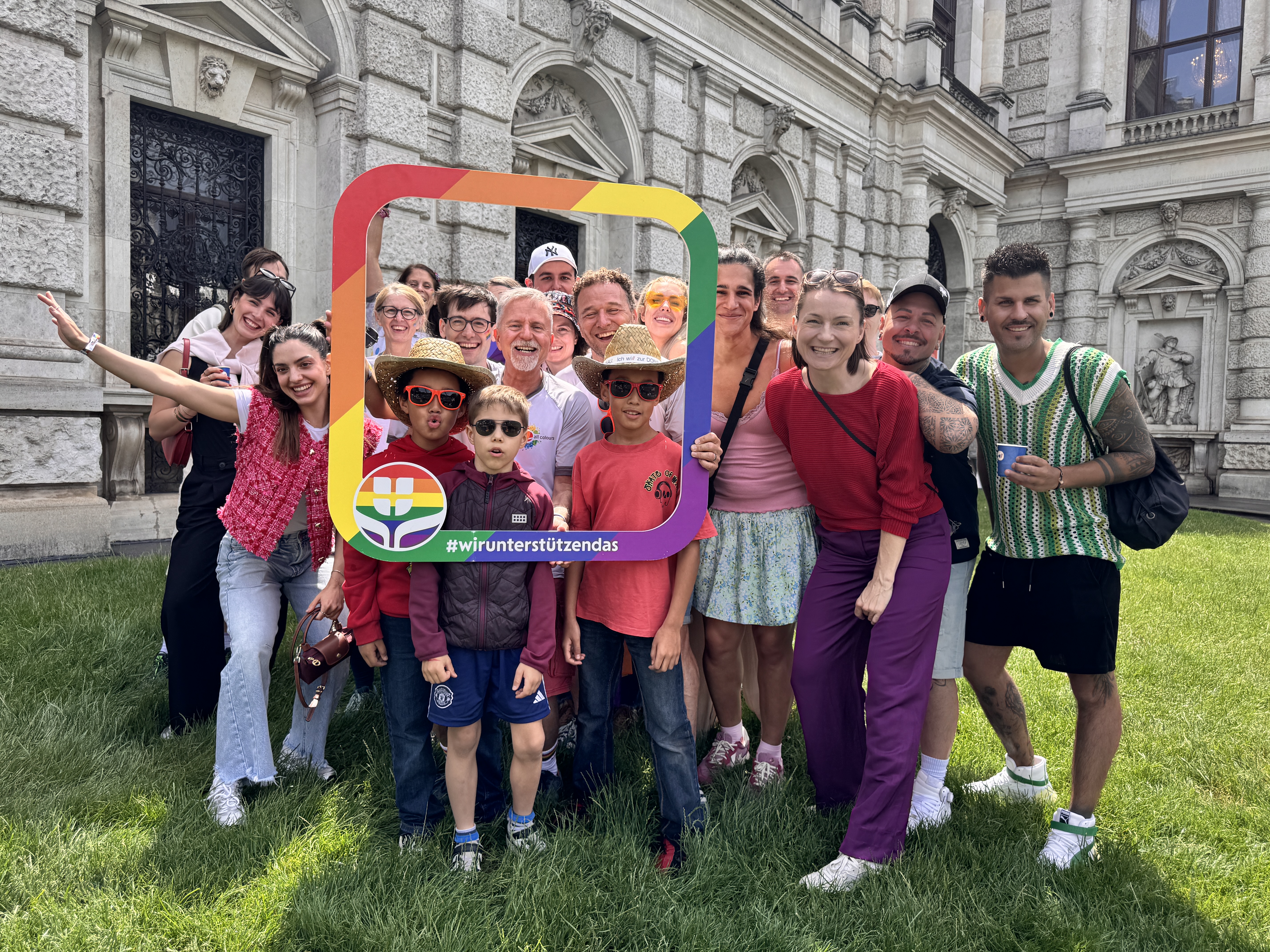 Mitarbeitende und Begleitpersonen der VIG, DONAU und Wiener Städtischen Versicherung beim Pride Picknick 2026.
