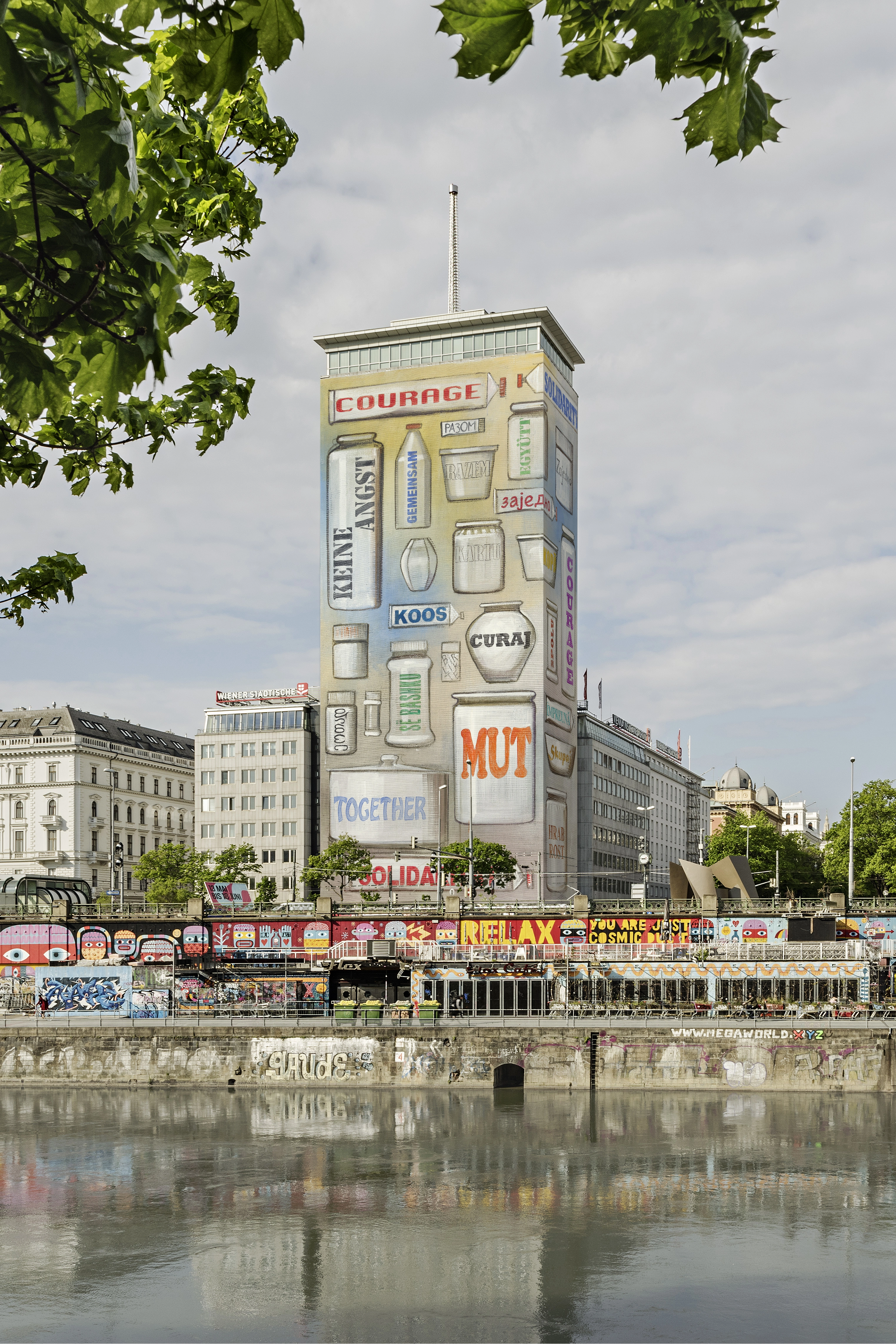 Der verhüllte Ringturm im Jahr 2024 mit einem Motiv der Künstlerin Johanna Kandl