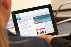 iPad mit geöffneter VIG IR App in 2015. Diese zeigt u.a. News, Aktienkurs, Downloads