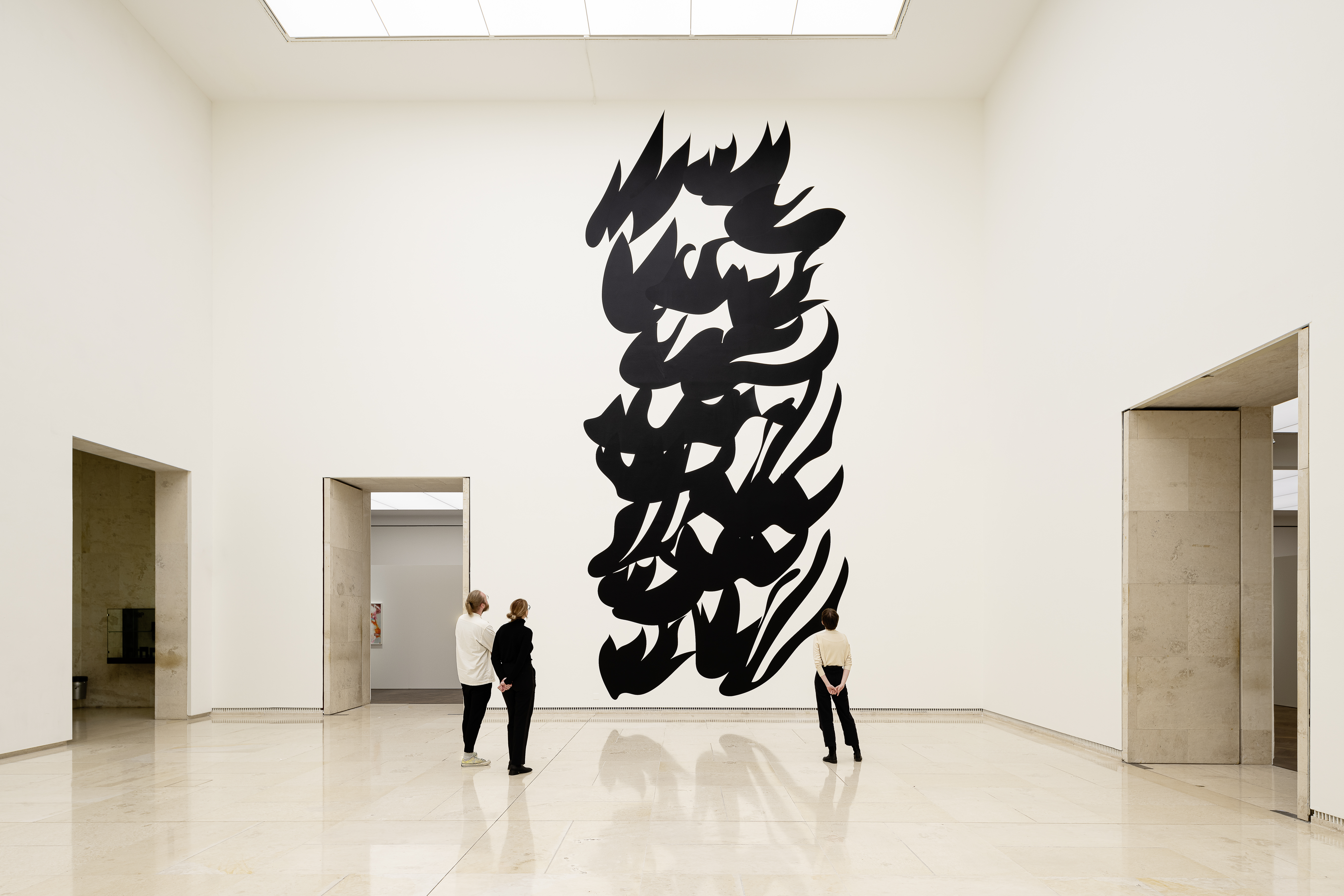 3 Personen vor einem Exponat der Ausstellung "Unknown Familiars"