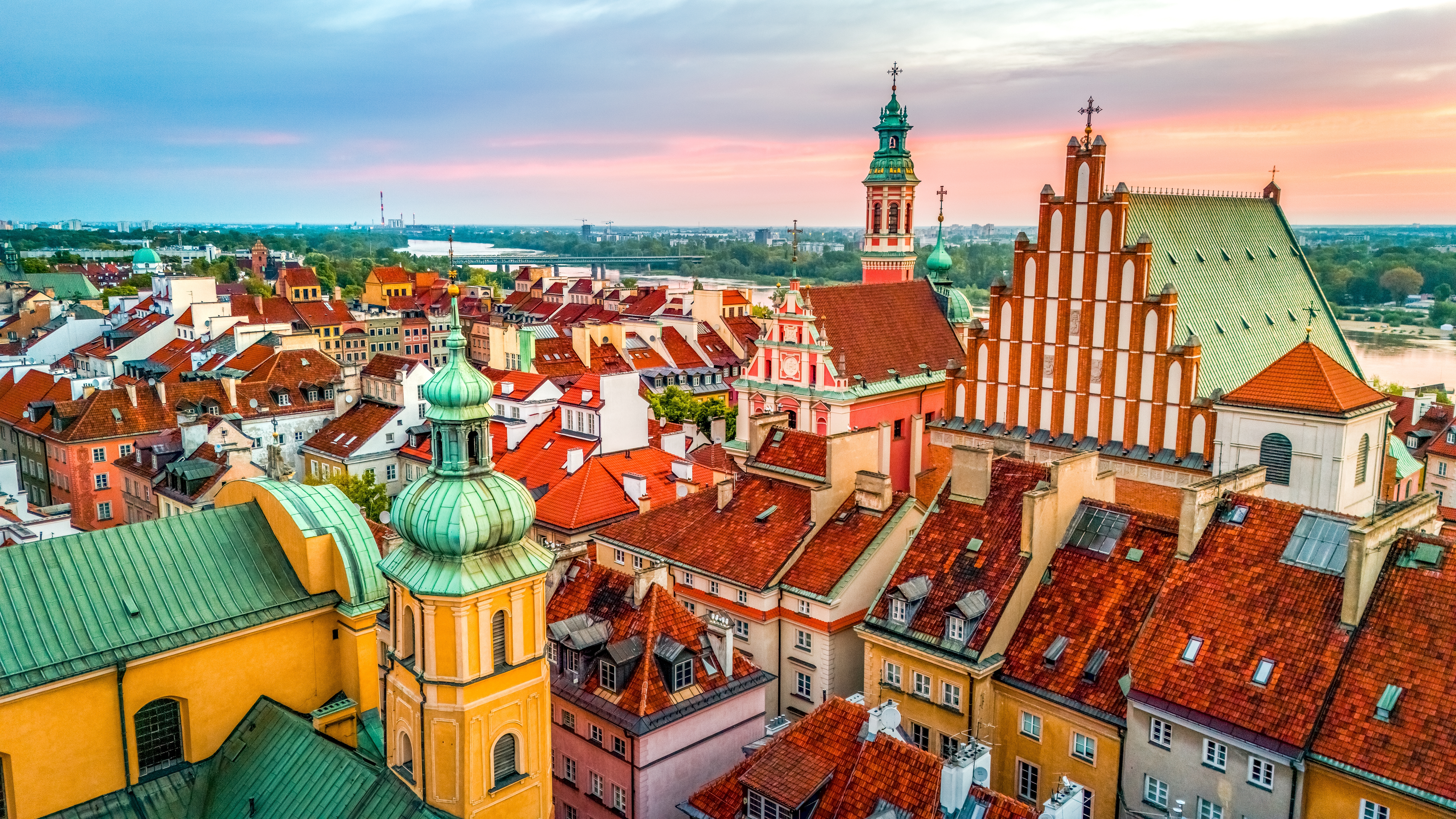 Luftaufnahme des Schlossplatzes mit Blick auf die Altstadt von Warschau, Polen