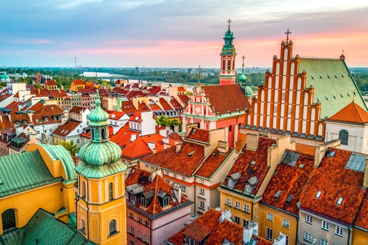 © Shutterstock, MKavalenkau Aerial view over the castle square overlooking the old town of Warsaw, Poland