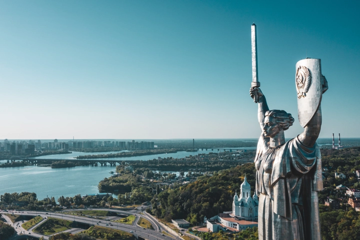 © Shutterstock, VALUA VITALY Aerial view of landscape city Kiev with Dnepr river. Top view of the Motherland statue, a historical monument of the Soviet union.
