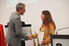 © VIG Hartwig Löger congratulates the winner of the Children's peace picture, Barbare Chikviladze.