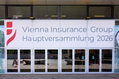 VIG HV 2026 Eingang Wiener Stadthalle, Branding "Vienna Insurance Group Hauptversammlung 2026"