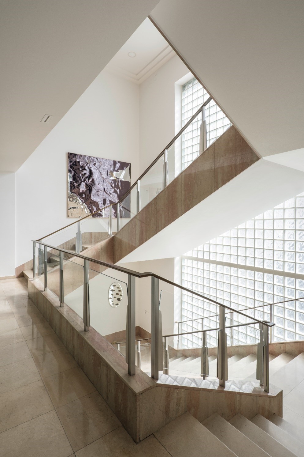 Ansicht der Ausstellung Selbstbestimmt Ortlos im Ringturm mit Werken von Rudolf Polanszky und Lois Weinberger