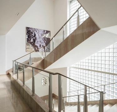 © Hertha Hurnaus Ansicht der Ausstellung Selbstbestimmt Ortlos im Ringturm mit Werken von Rudolf Polanszky und Lois Weinberger