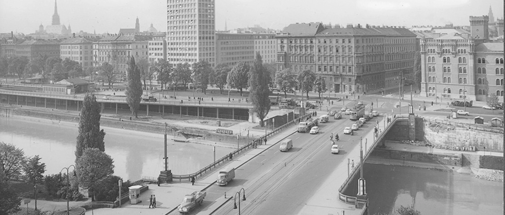 © Archiv Black and white photo of the Ringturm, 1955