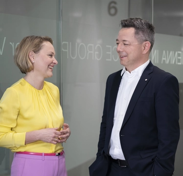 © Laurent Ziegler Liane Hirner (CFO) und Gabor Lehel (COO) talking to each other