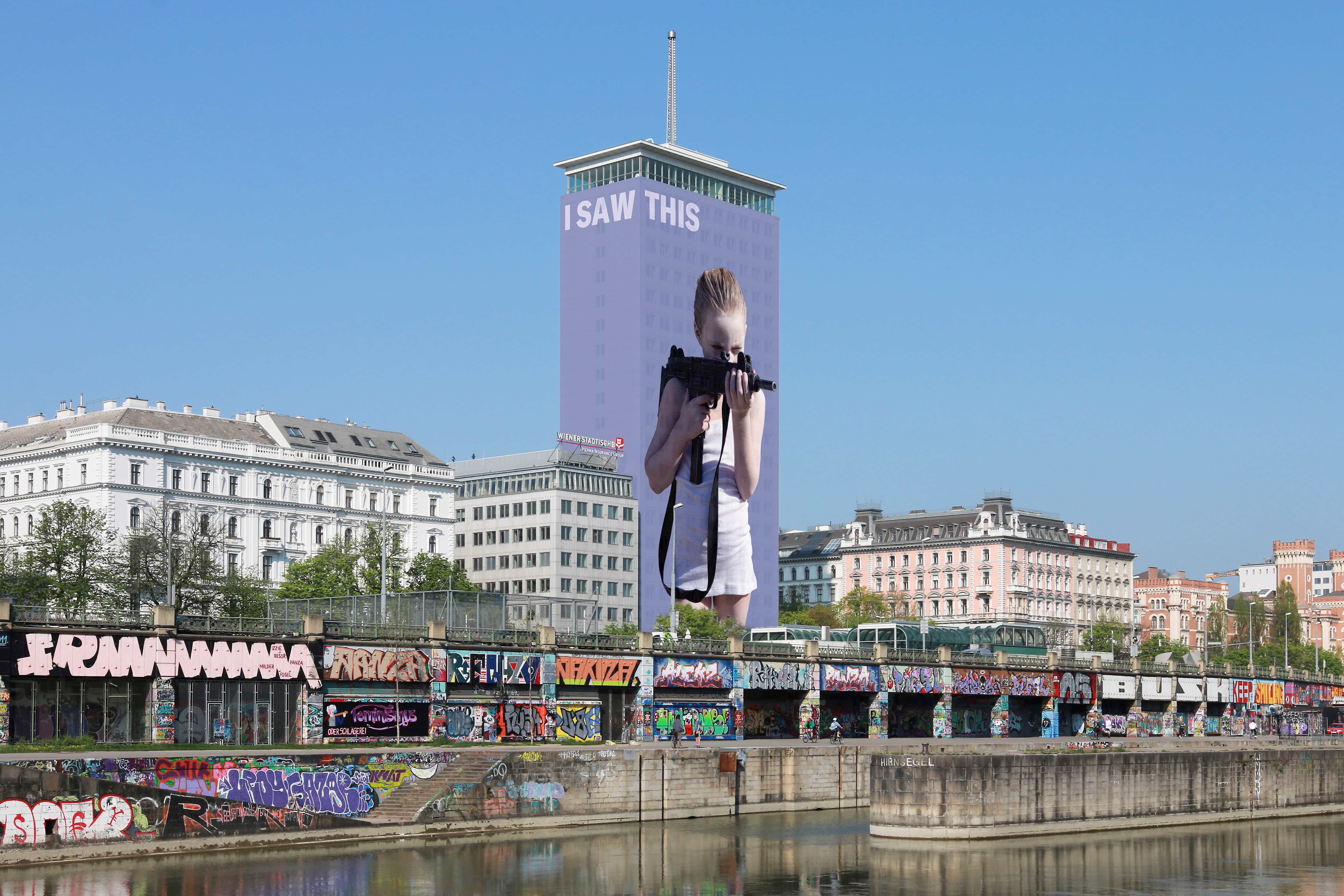 Der verhüllte Ringturm im Jahr 2018 mit einem Motiv des Künstlers Gottfried Helnwein