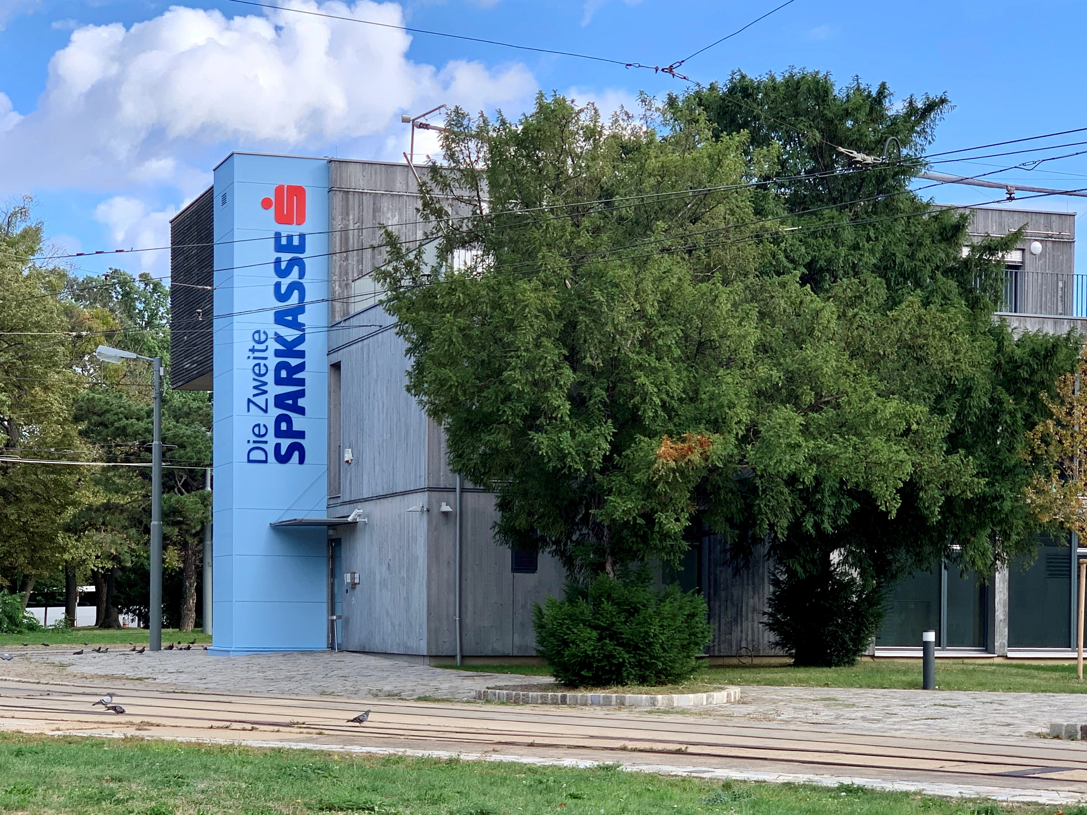 A bank building of Zweite Sparkasse from the outside