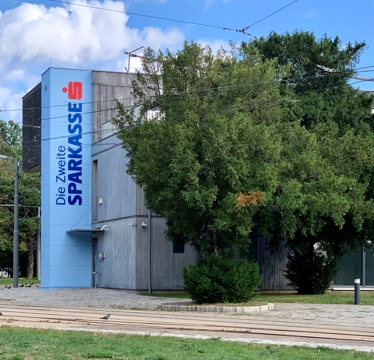 © Die Zweite Sparkasse Ein Bankgebäude der Zweiten Sparkasse von außen