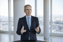CEO Hartwig Löger in Interviewsituation