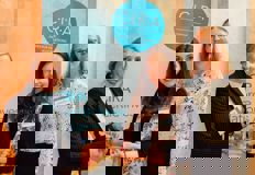 Susan Hoffmeister (left) from CROSS ALLIANCE cummunication presents the Austrian Digital Communication Award 2025 in platinum to Katarzyna Bizon (centre) and Lena Paula Grießer (right) from Investor Relations VIG.