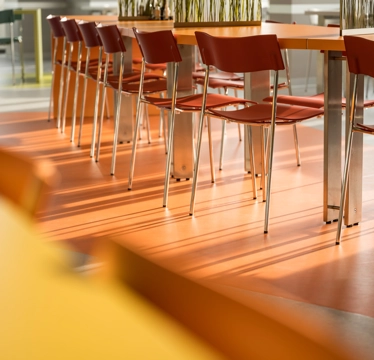 © Jakob Waldhör/kraftwerk Orangene Sessel und Tische in der Ringturm-Kantine