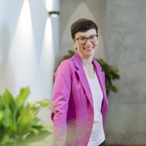 © Luxundlumen Marlene Froehlich Frau mit Pflanzen und Sideboard
