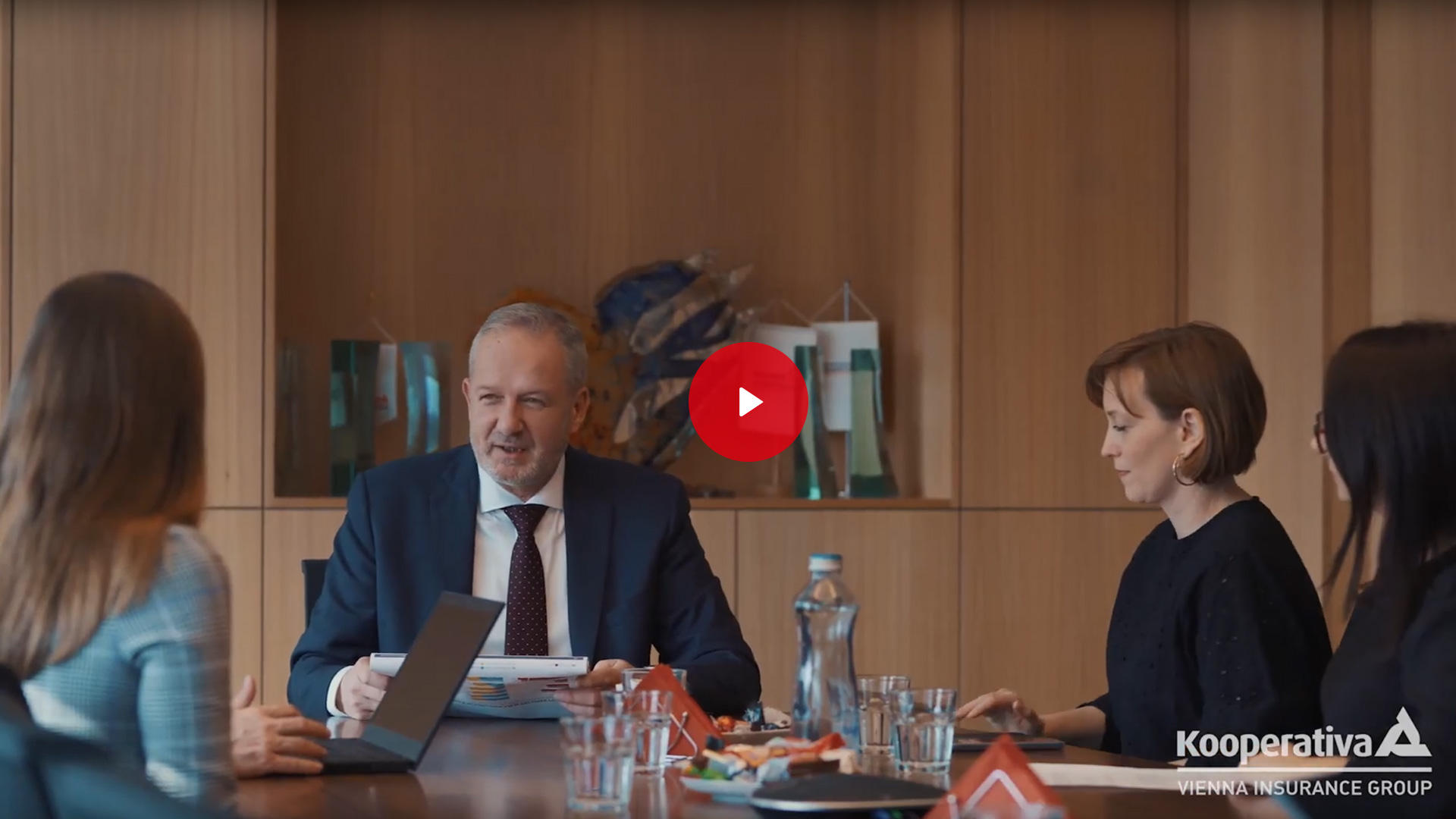 CEO der Kooperativa Slowakei CEO Vladimir Bakeš sitzt am Tisch mit unterschiedlichen Personen