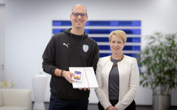 Gewinner Philipp Vejchoda und Generaldirektorin Judit Havasi