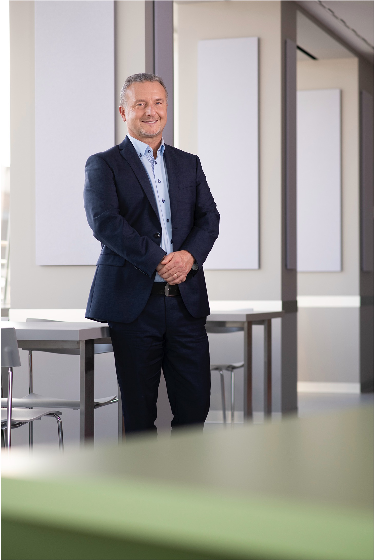 VIG Mitarbeiter steht an einem Tisch im Ringturm