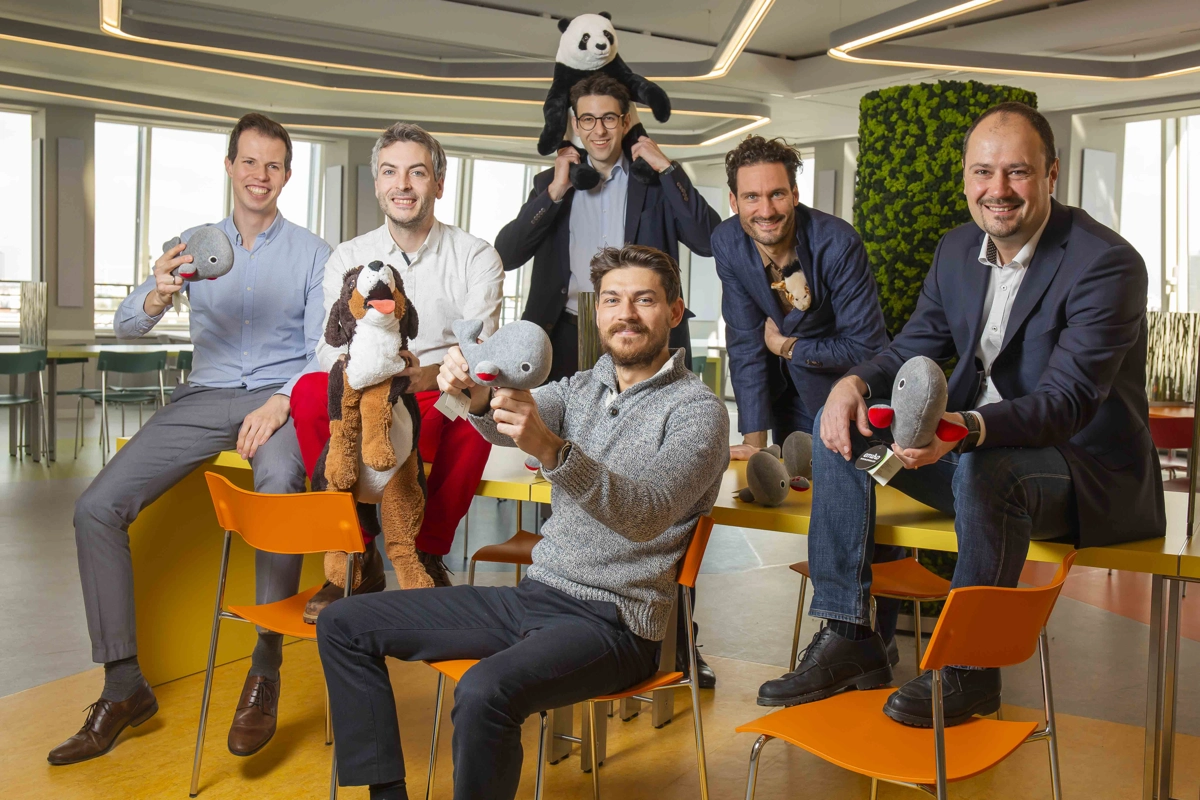 © Martin Marschall Round of good-humoured dads with plush toys