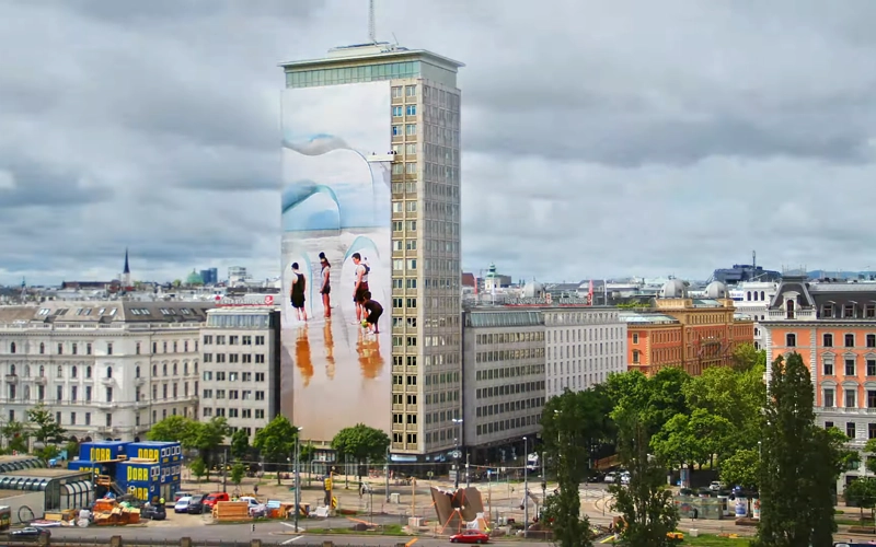 Ringturmverhüllung 2023 mit dem Werk „Wandernde Eisberge“ der slowenischen Künstlerin Vanja Bućan mitten im Wiener Stadtzentrum