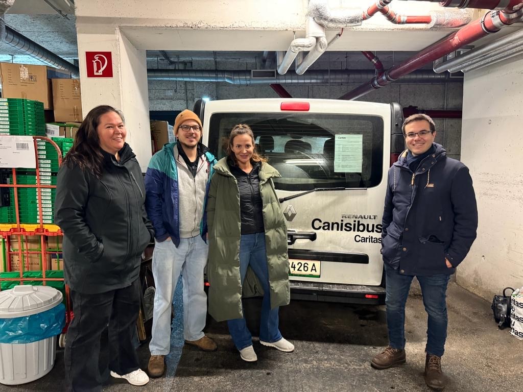v. l. n. r.  Kathi, Matthias, Barbara Baumgartner und Simon Schütt stehen vor einem weißen Transporter dem Canisibus.