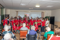 „Lächeln bitte!“ – selbstverständlich durfte auch ein Gruppenfoto im Zuge der Vorstellung im AHA Seniorenzentrum Seeboden nicht fehlen, ehe im Anschluss leckeres Eis an die Kinder verteilt wurde. 