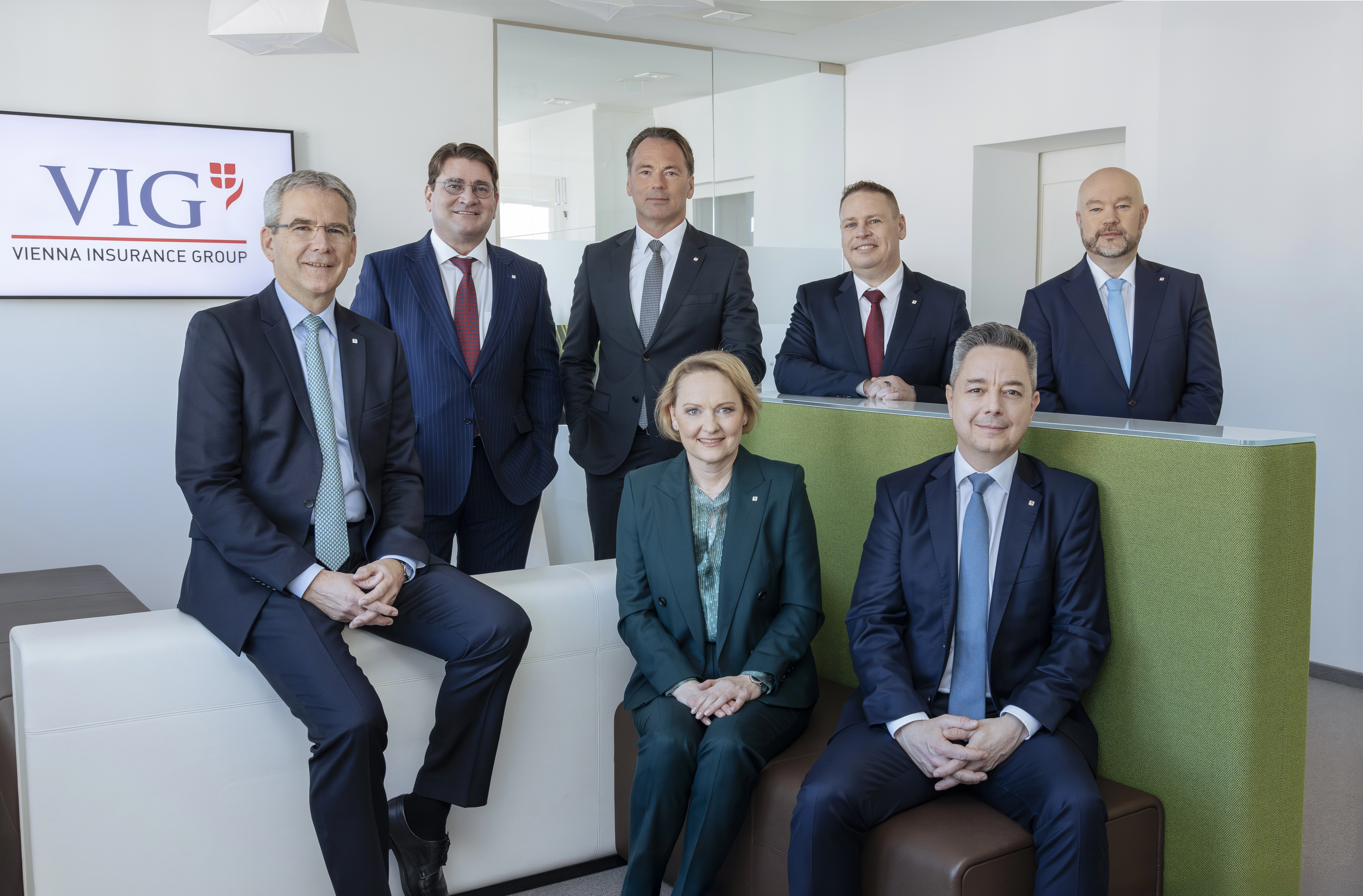 VIG-Vorstandsteam (v.l.n.r.: Hartwig Löger, Peter Höfinger, Harald Riener, Liane Hirner, Gerhard Lahner, Gabor Lehel, Christoph Rath)