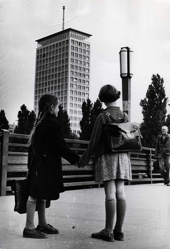 2 girls in front of the Ringturm, black & white