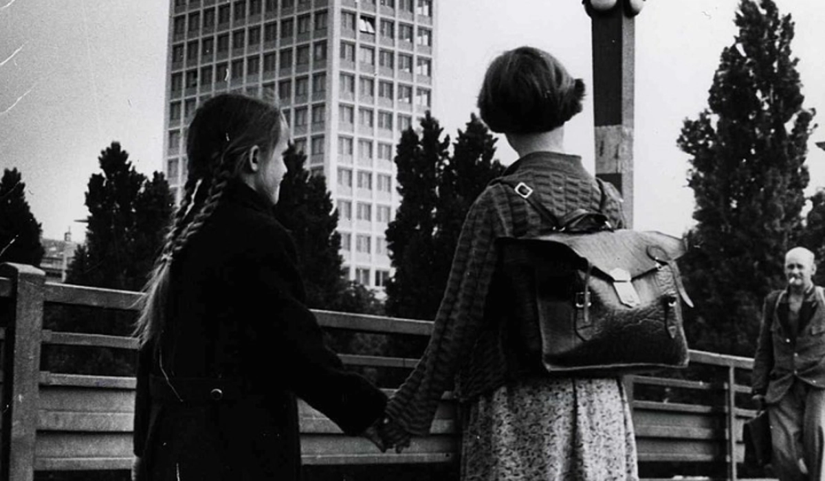2 Mädchen vor dem Ringturm, schwarz-weiß