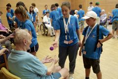 © Robert Newald Kinder des VIG Kids Camps in Interaktion mit den Bewohner:innen eines Kolping Hauses