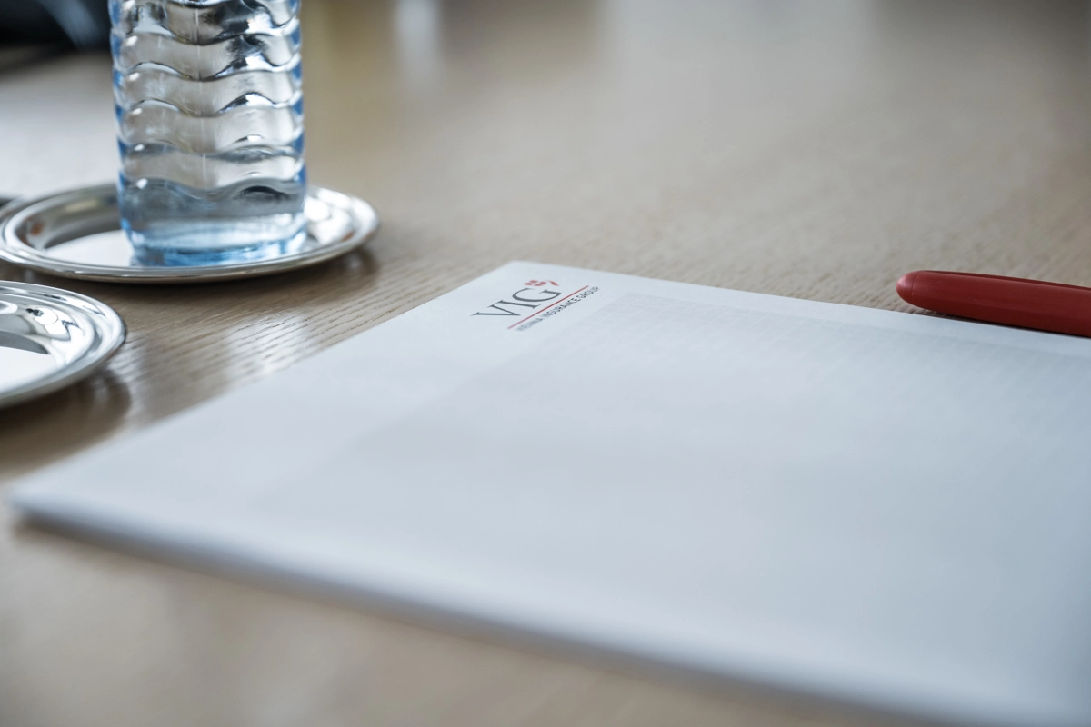 © Jakob Waldhör/kraftwerk Writing pad with VIG logo, biro, water bottle on desk