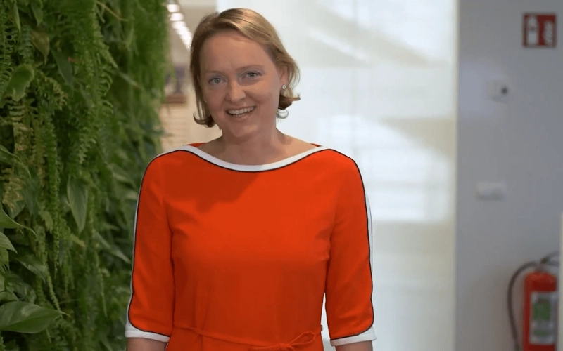 Video Still mit Liane Hirner, CFO der VIG